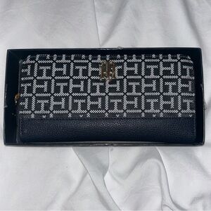 🆕 Women’s Tommy Hilfiger Wallet